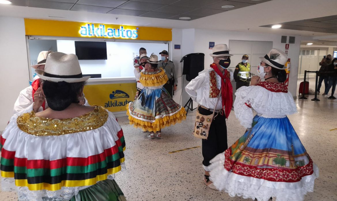 Recibimos a los pasajeros del aeropuerto internacional Palonegro con música y baile