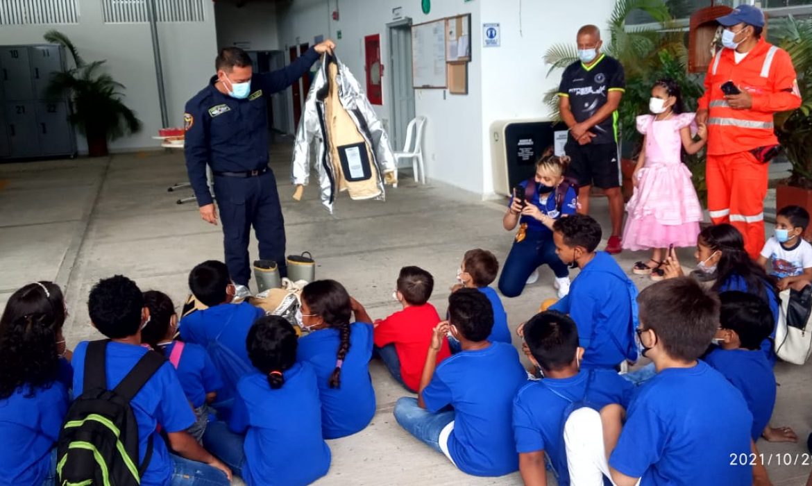Niños de la Fundación Tierra visitaron el Aeropuerto Palonegro