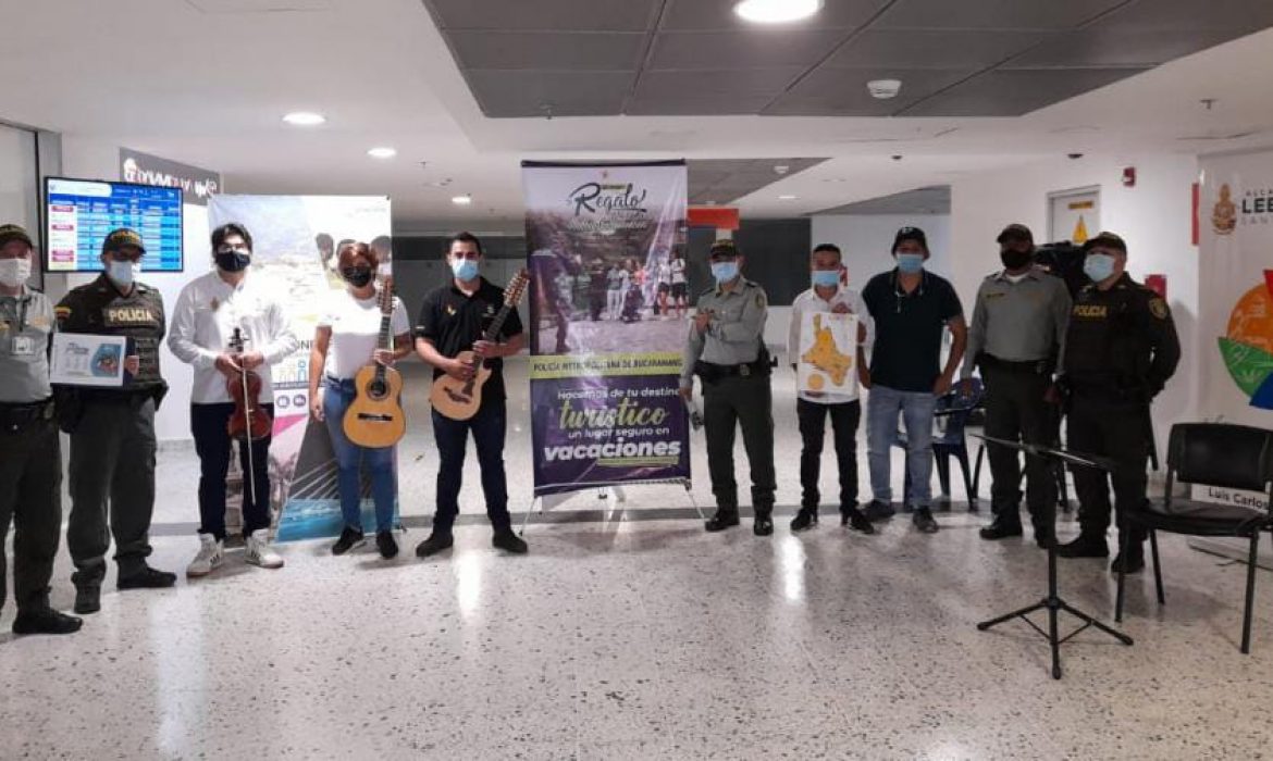 Pasajeros de Aeropuerto Palonegro Recibieron Información para disfrutar de las Festividades Navideñas