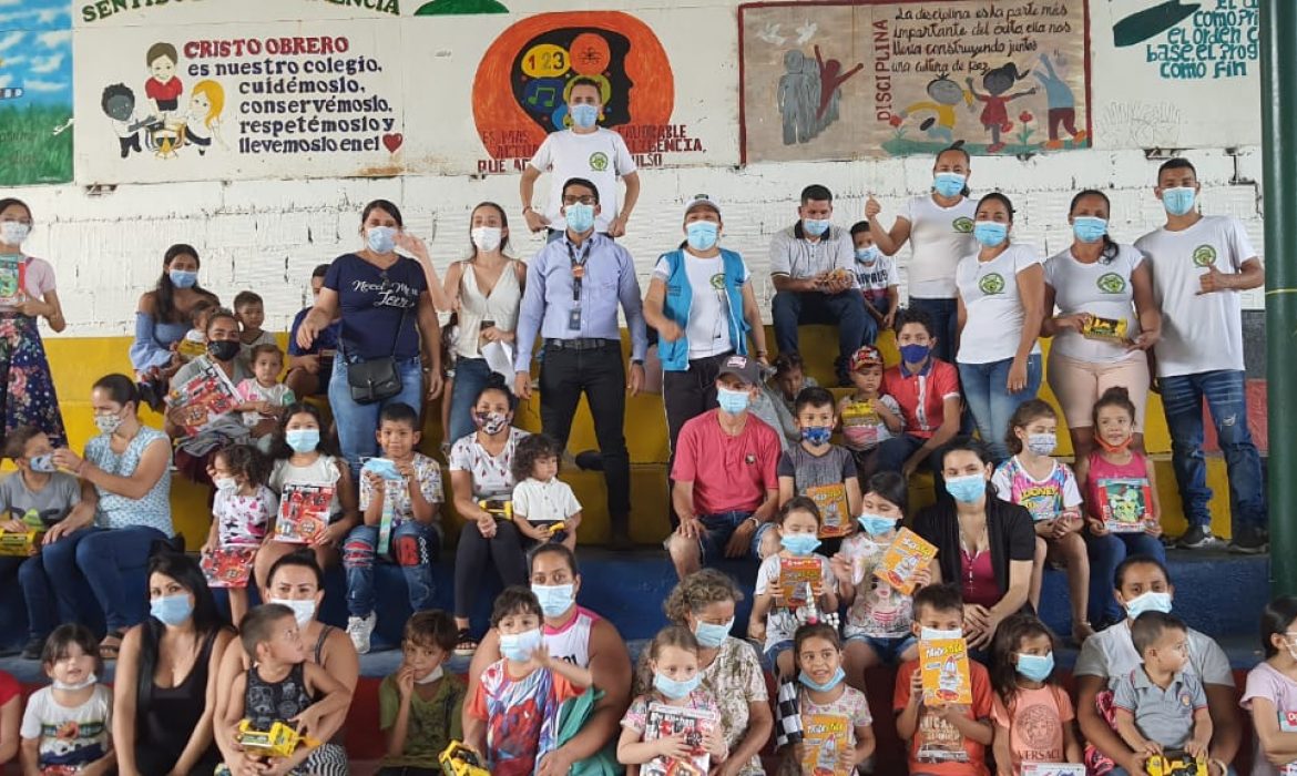 Entrega de regalos a comunidades aledañas al aeropuerto Camilo Daza