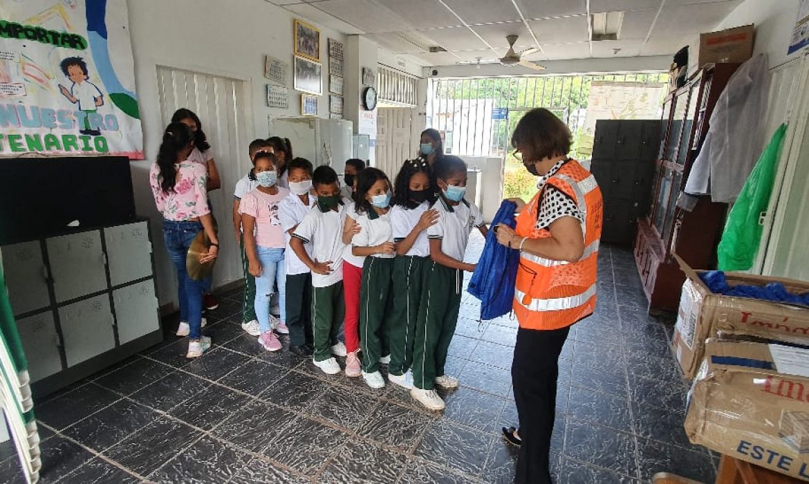 Entregamos kits escolares a la comunidad Los Laureles de Barrancabermeja