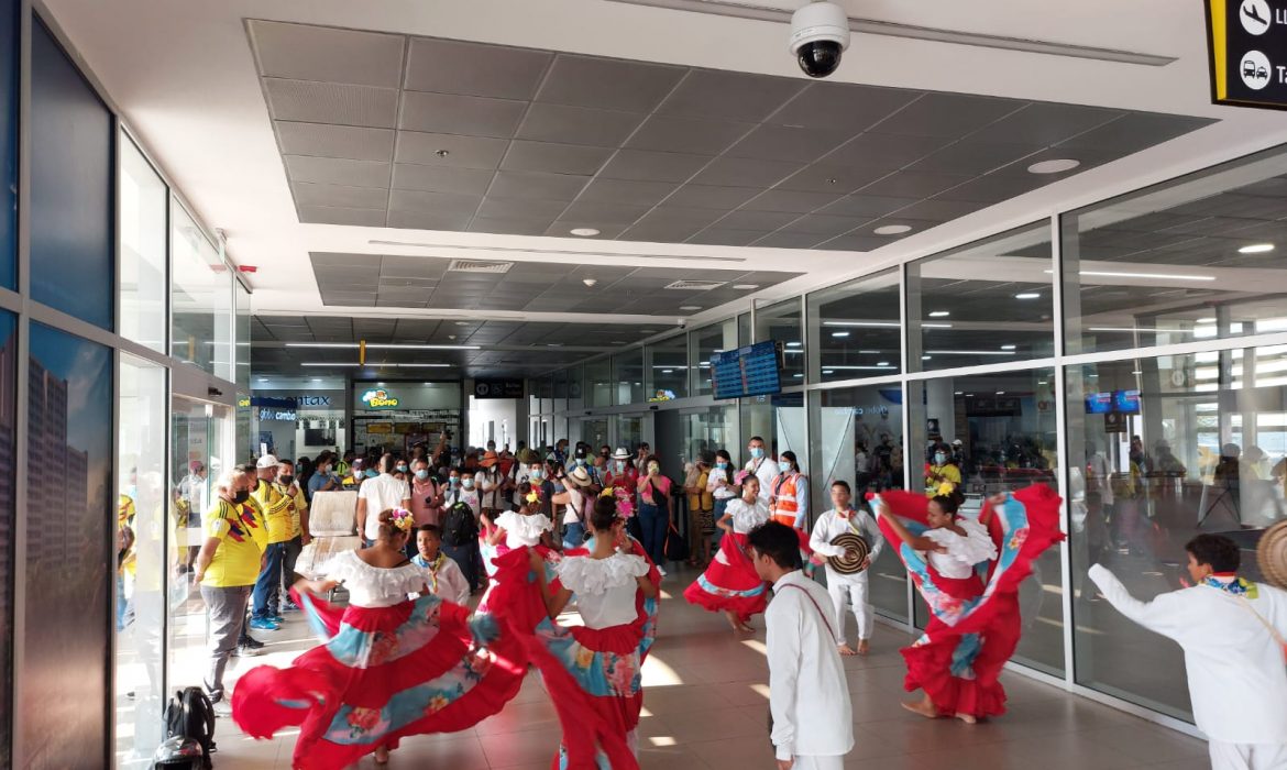 Sorprendente grupo de música y danza folclórica en el Aeropuerto Internacional Simón Bolívar, Santa Marta