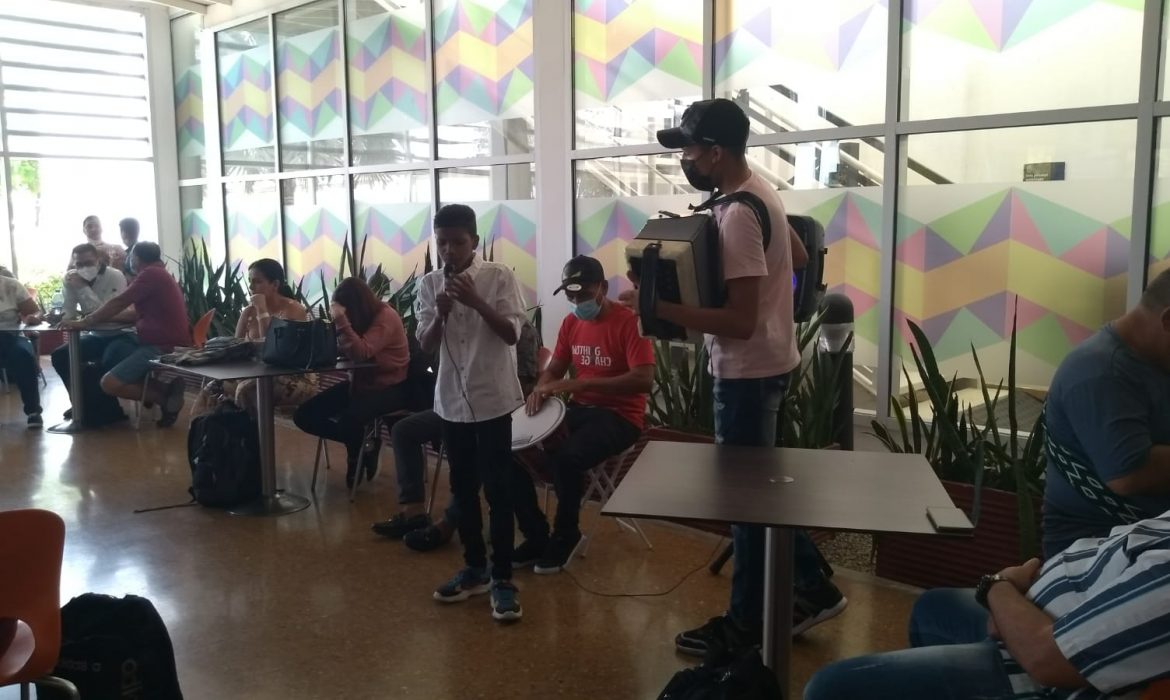Grupo vallenato de niños de la Fundación Francisco el hombre en el Aeropuerto Almirante Padilla Riohacha