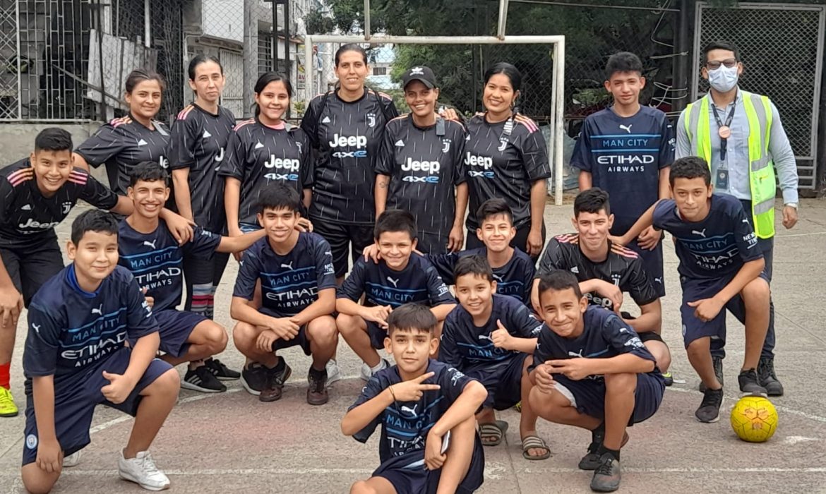 Donación de uniformes deportivos a jóvenes de una escuela de fútbol en Los Laureles, Cúcuta