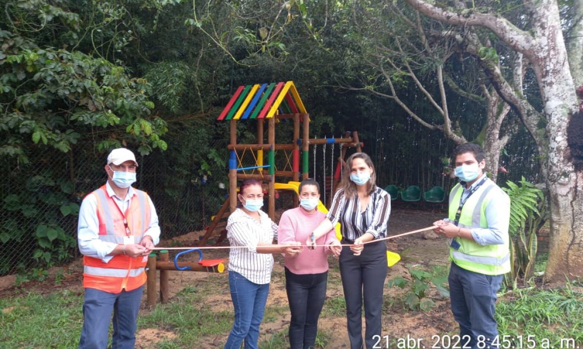 La Institución Educativa Palonegro en Lebrija, Santander, recibió la donación de un Parque Infantil por parte de Aeropuertos de Oriente S.A.S.