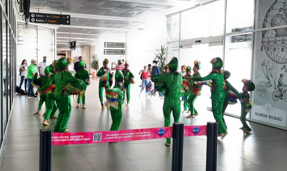 Danza y música folclórica para recibir a los viajeros en el Aeropuerto Internacional Simón Bolivar de Santa Marta