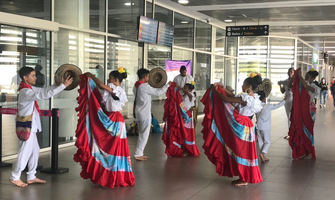 Recibimiento con danza y música folclórica en Aeropuerto Internacional Simón Bolívar en Santa Marta.