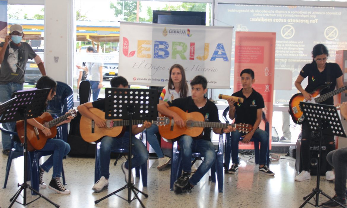 Muestra musical del grupo casa de la cultura de Lebrija en el Aeropuerto Palonegro