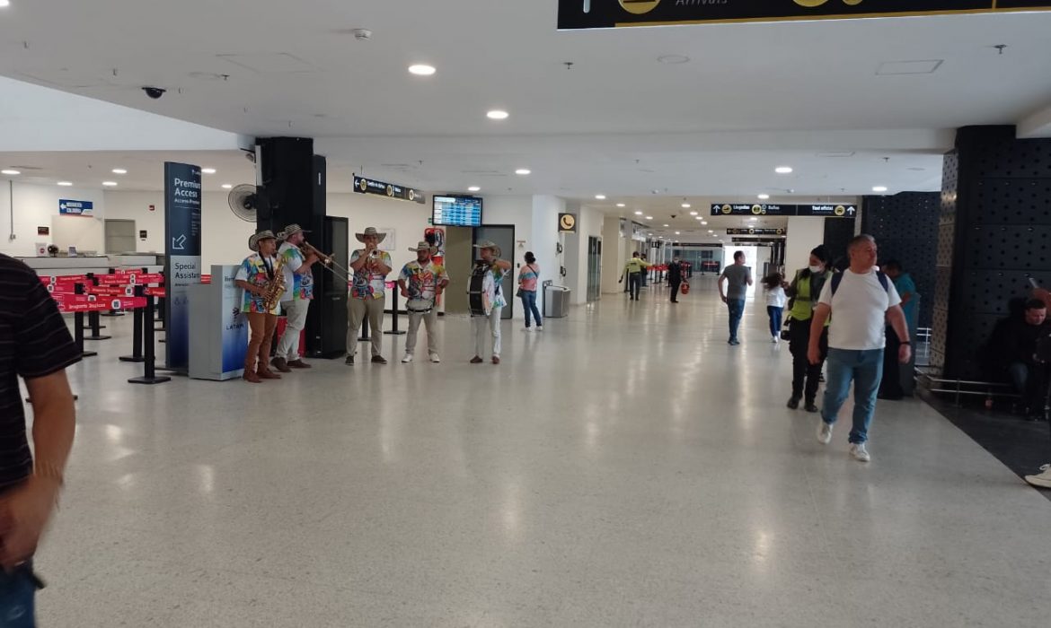 Al son de porro andino recibimos a pasajeros en el aeropuerto Internacional Camilo Daza