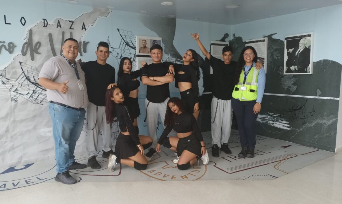 El grupo de danza urbana REVOLUTION 21 puso a bailar a los pasajeros del Aeropuerto Internacional Camilo Daza