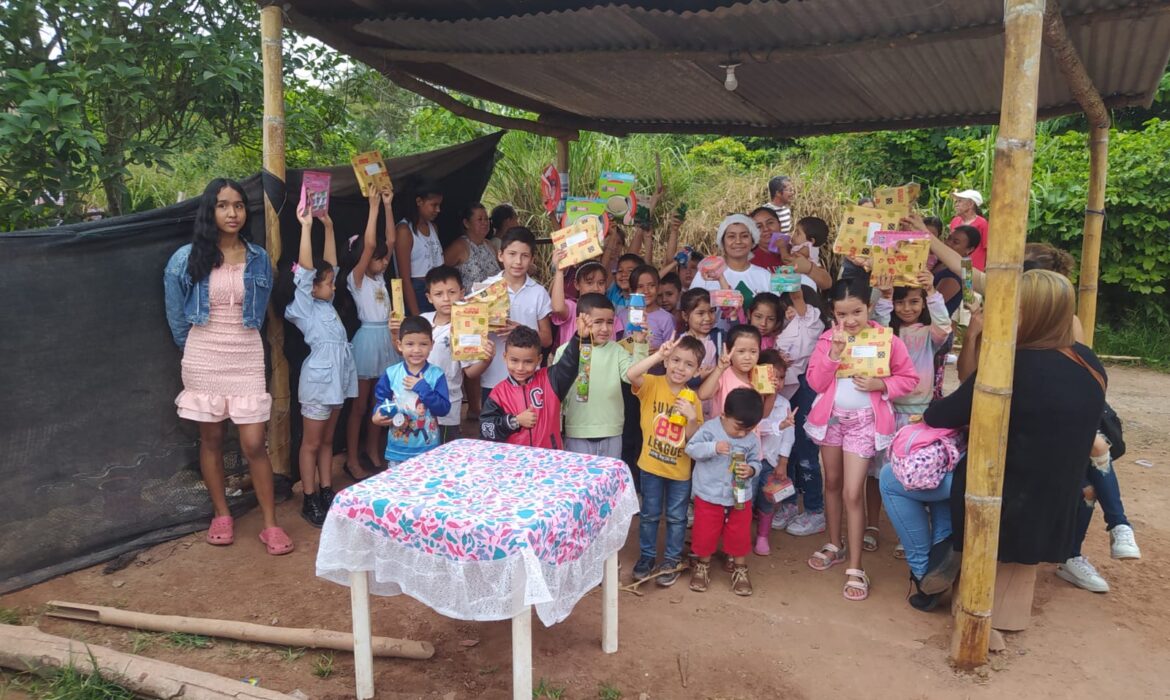 Los niños de las comunidades de influencia recibieron regalos por parte de Aeropuertos de Oriente S.A.S.