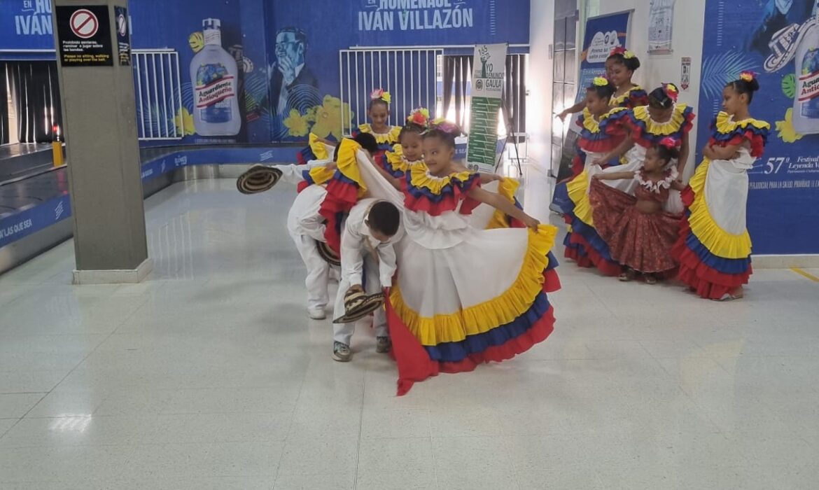 EL AEROPUERTO ALFONSO LÓPEZ PUMAREJO BAILÓ AL SON DE CUMBIA