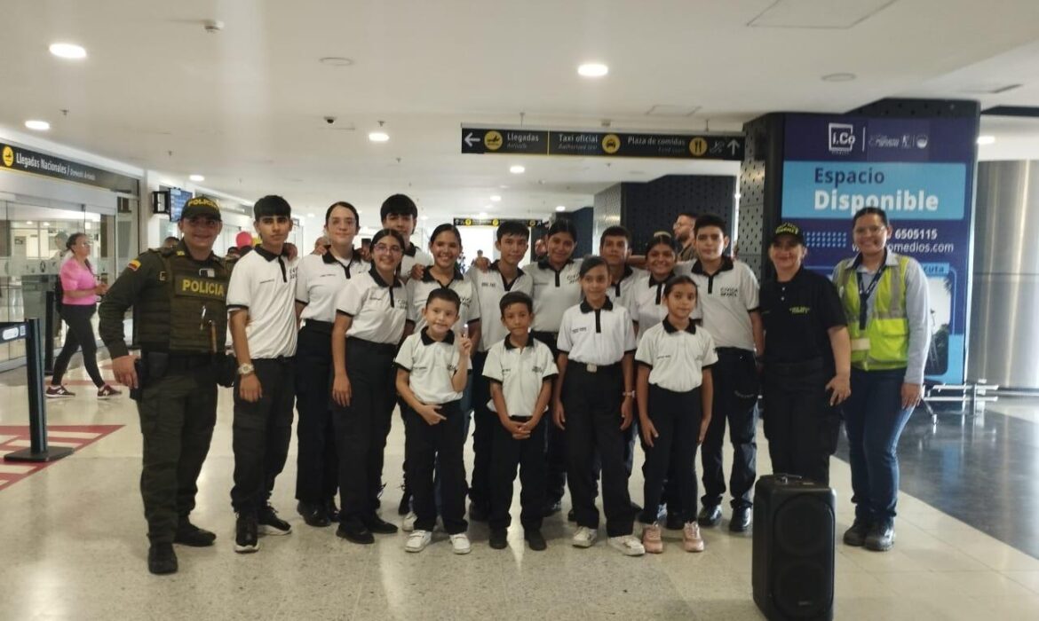 La Policía Cívica deleitó a los pasajeros del Aeropuerto Internacional Camilo Daza